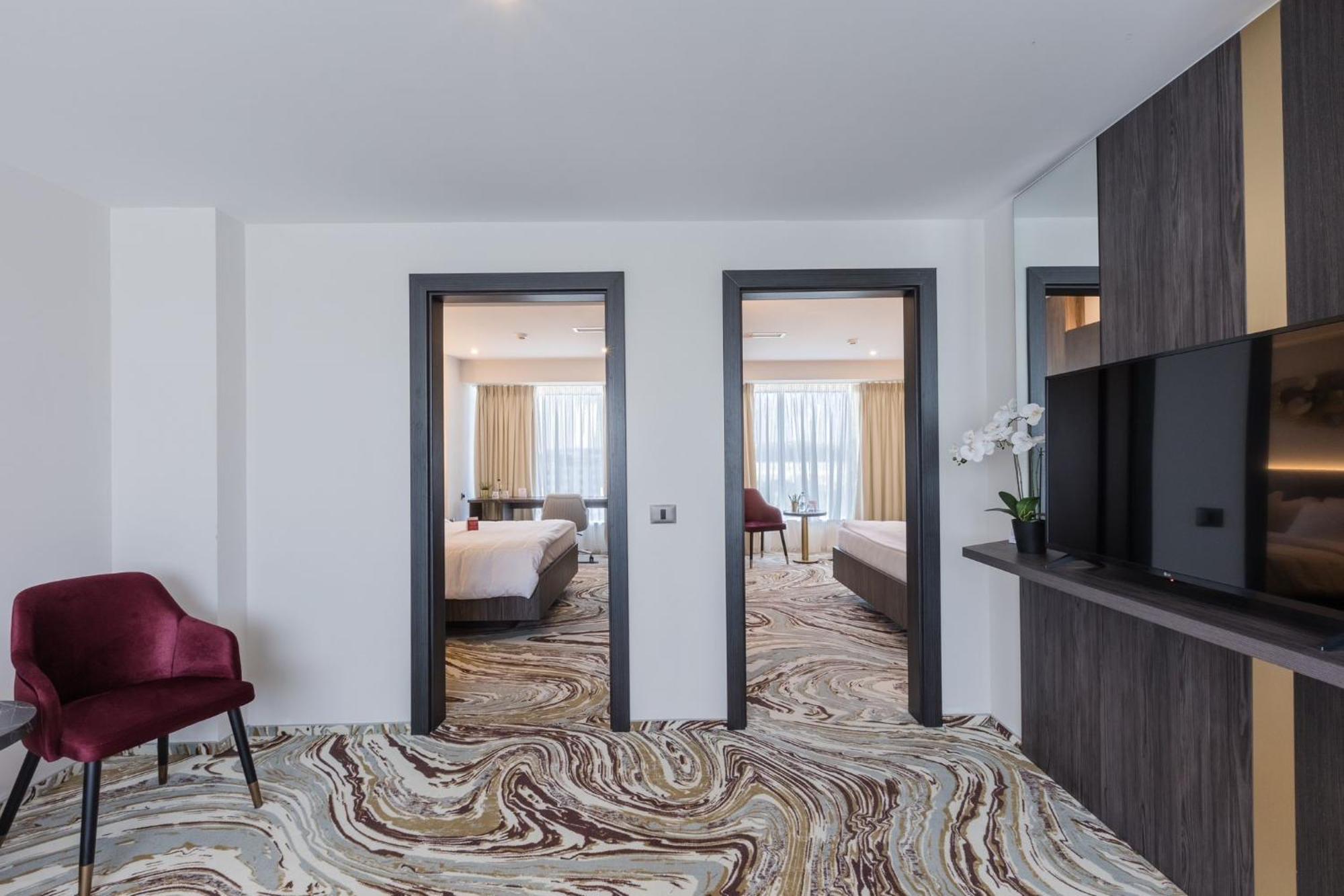 Ramada By Wyndham Bucharest Otopeni Airport Kültér fotó