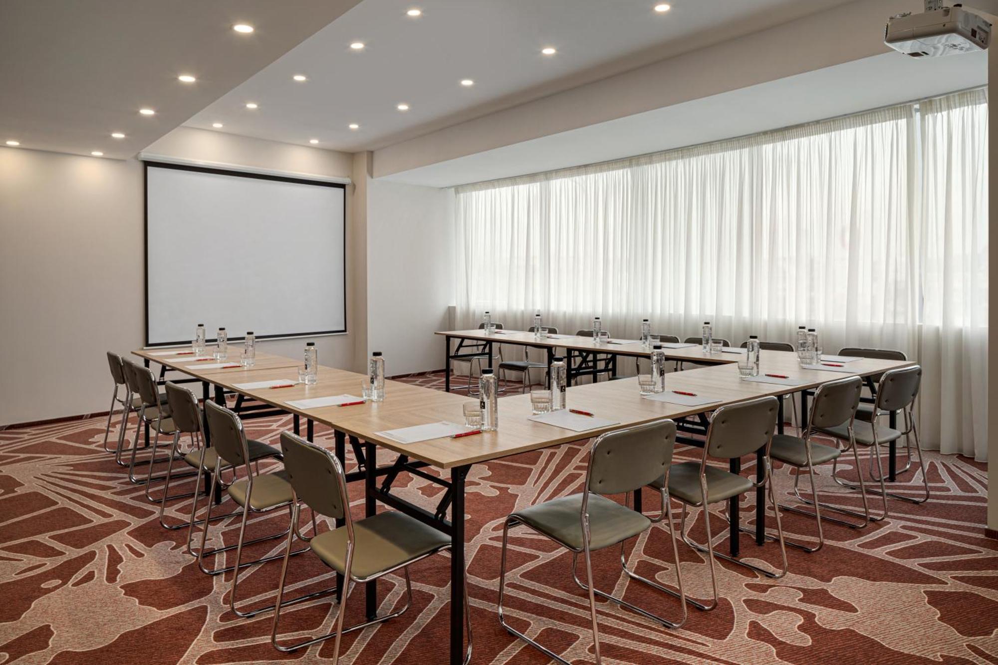 Ramada By Wyndham Bucharest Otopeni Airport Kültér fotó