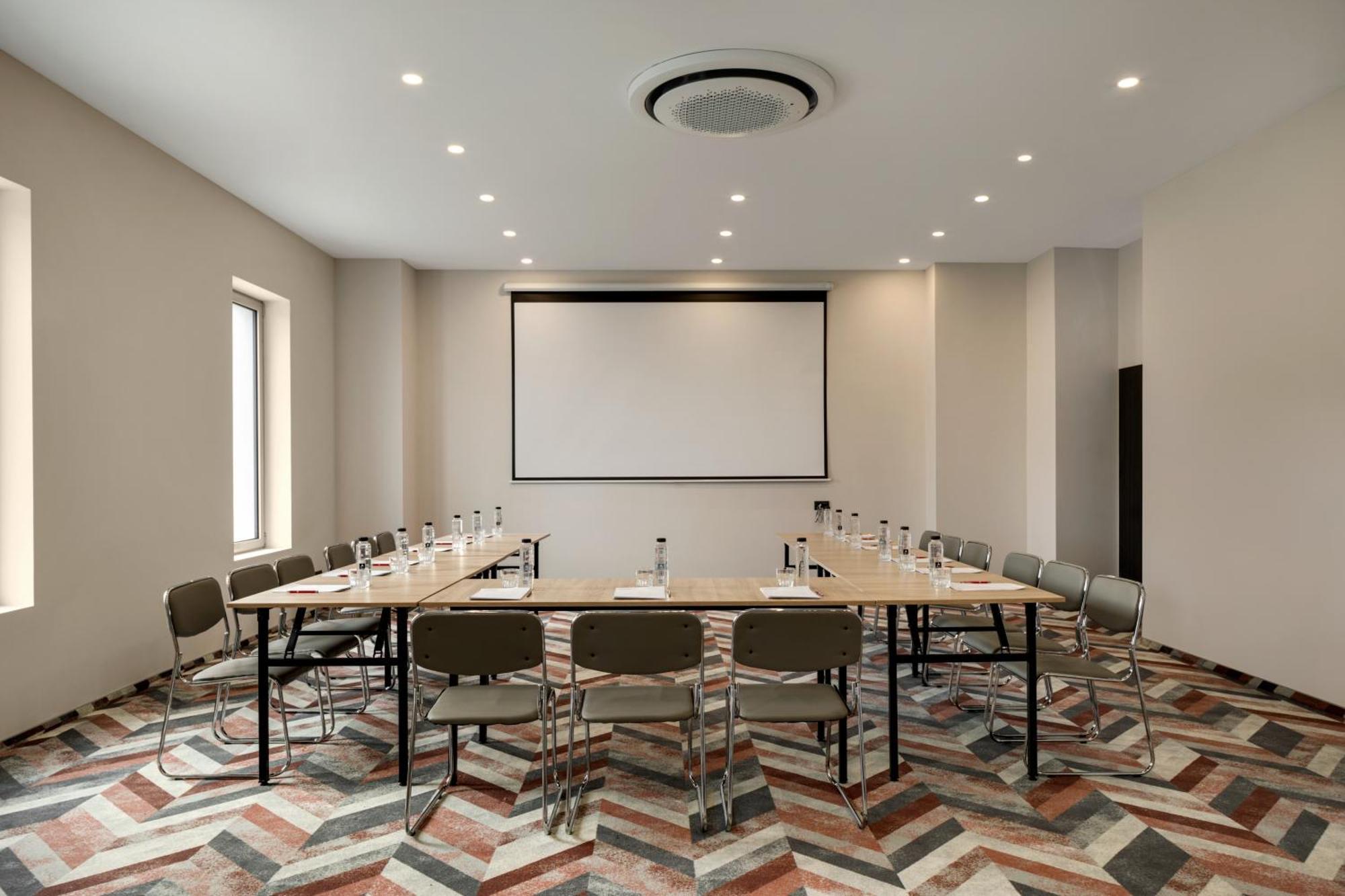 Ramada By Wyndham Bucharest Otopeni Airport Kültér fotó