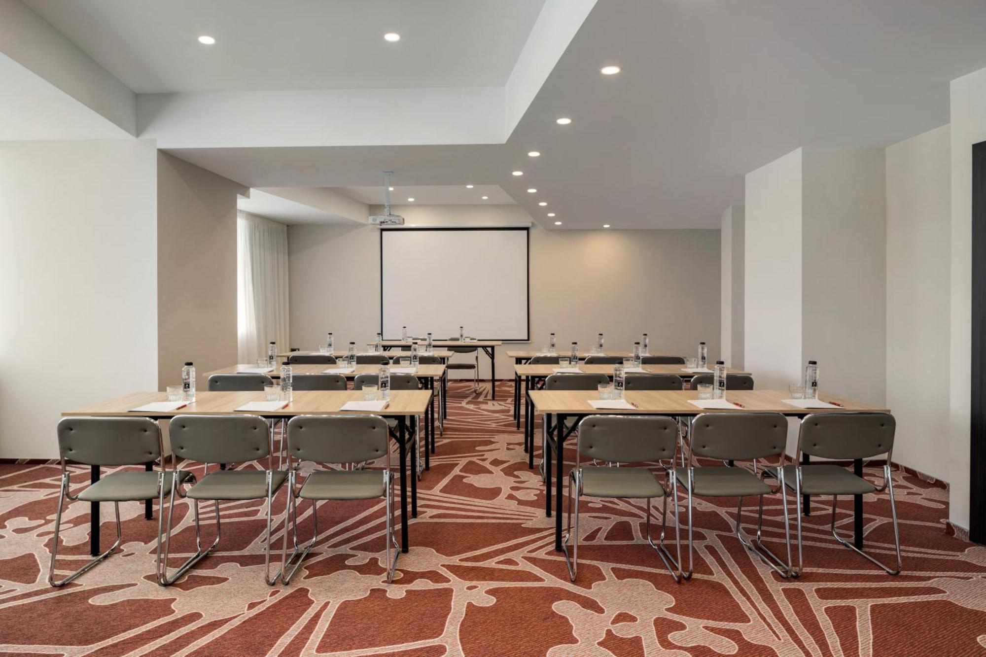 Ramada By Wyndham Bucharest Otopeni Airport Kültér fotó