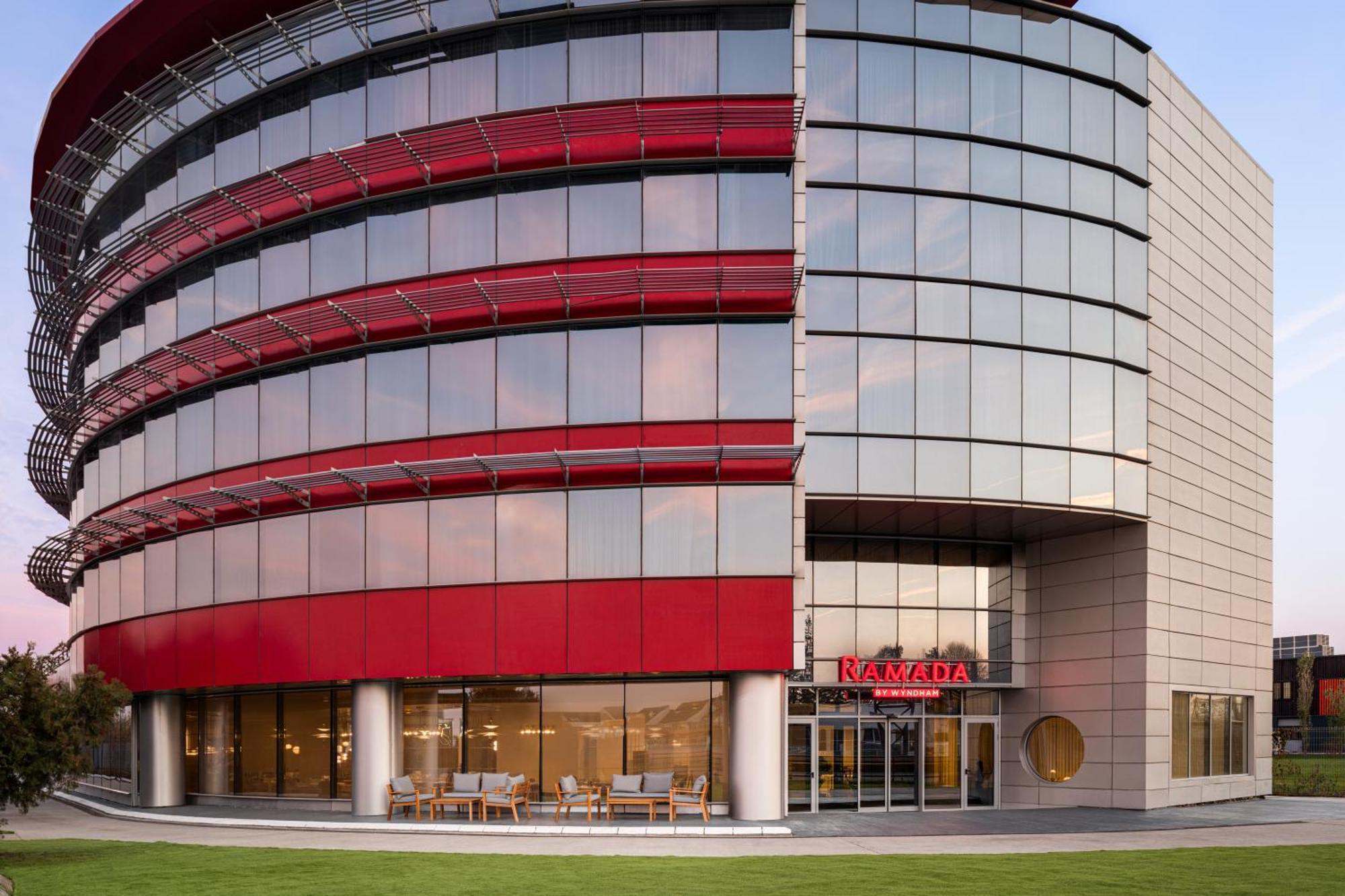 Ramada By Wyndham Bucharest Otopeni Airport Kültér fotó