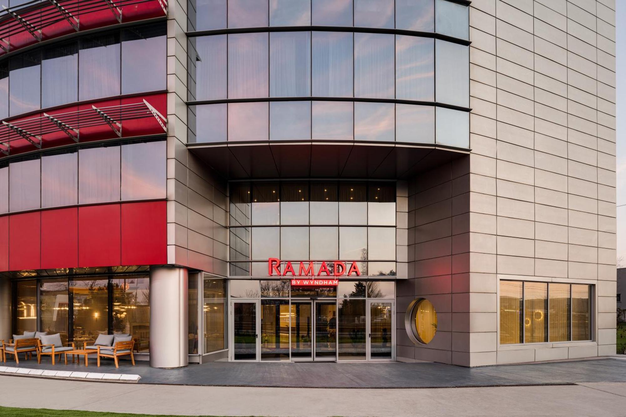 Ramada By Wyndham Bucharest Otopeni Airport Kültér fotó