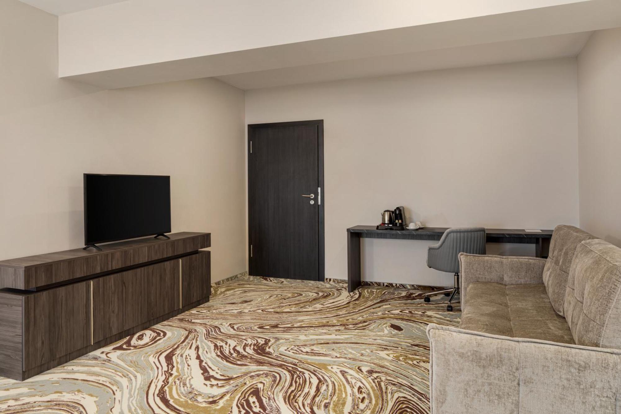 Ramada By Wyndham Bucharest Otopeni Airport Kültér fotó