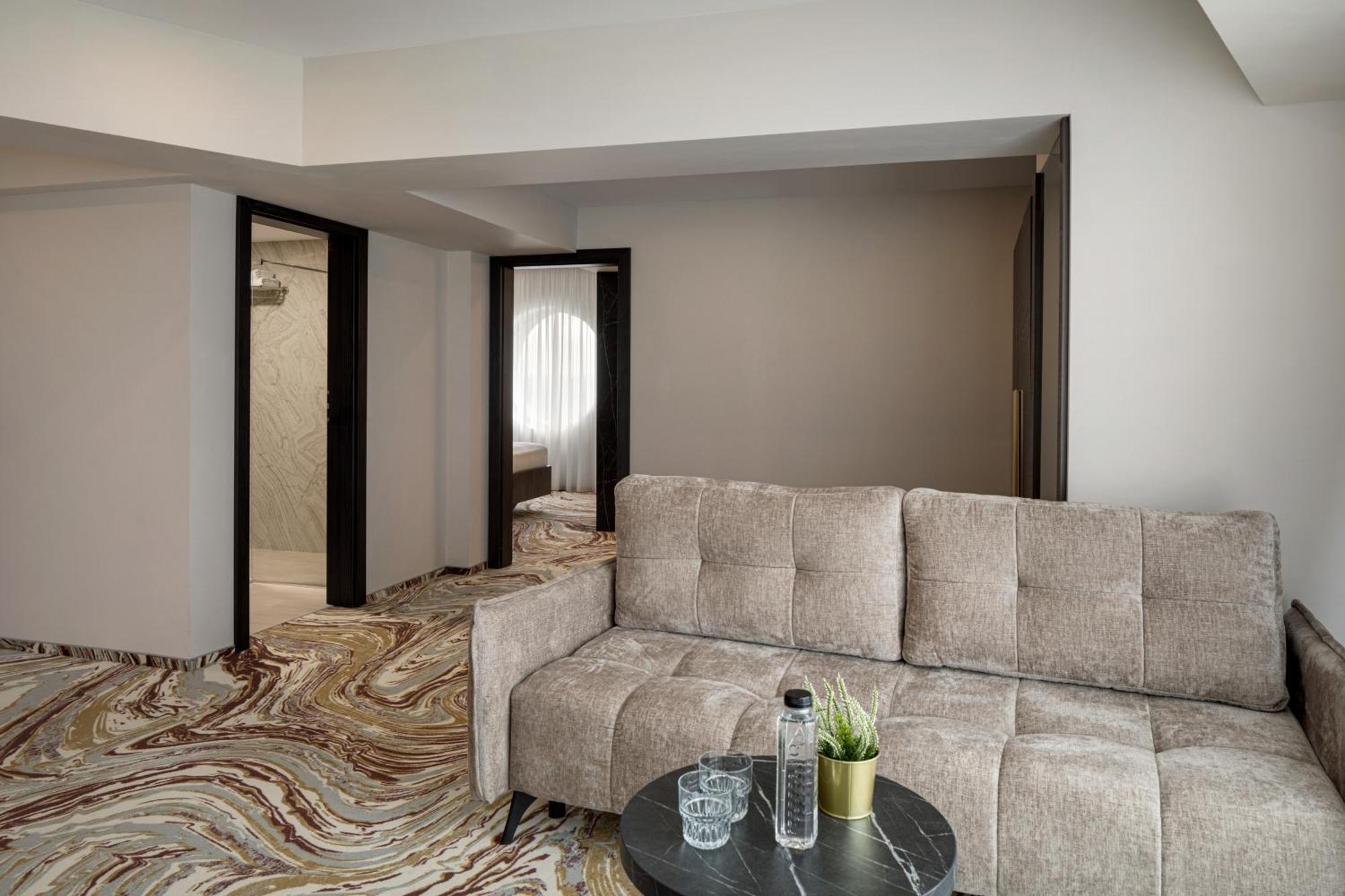 Ramada By Wyndham Bucharest Otopeni Airport Kültér fotó