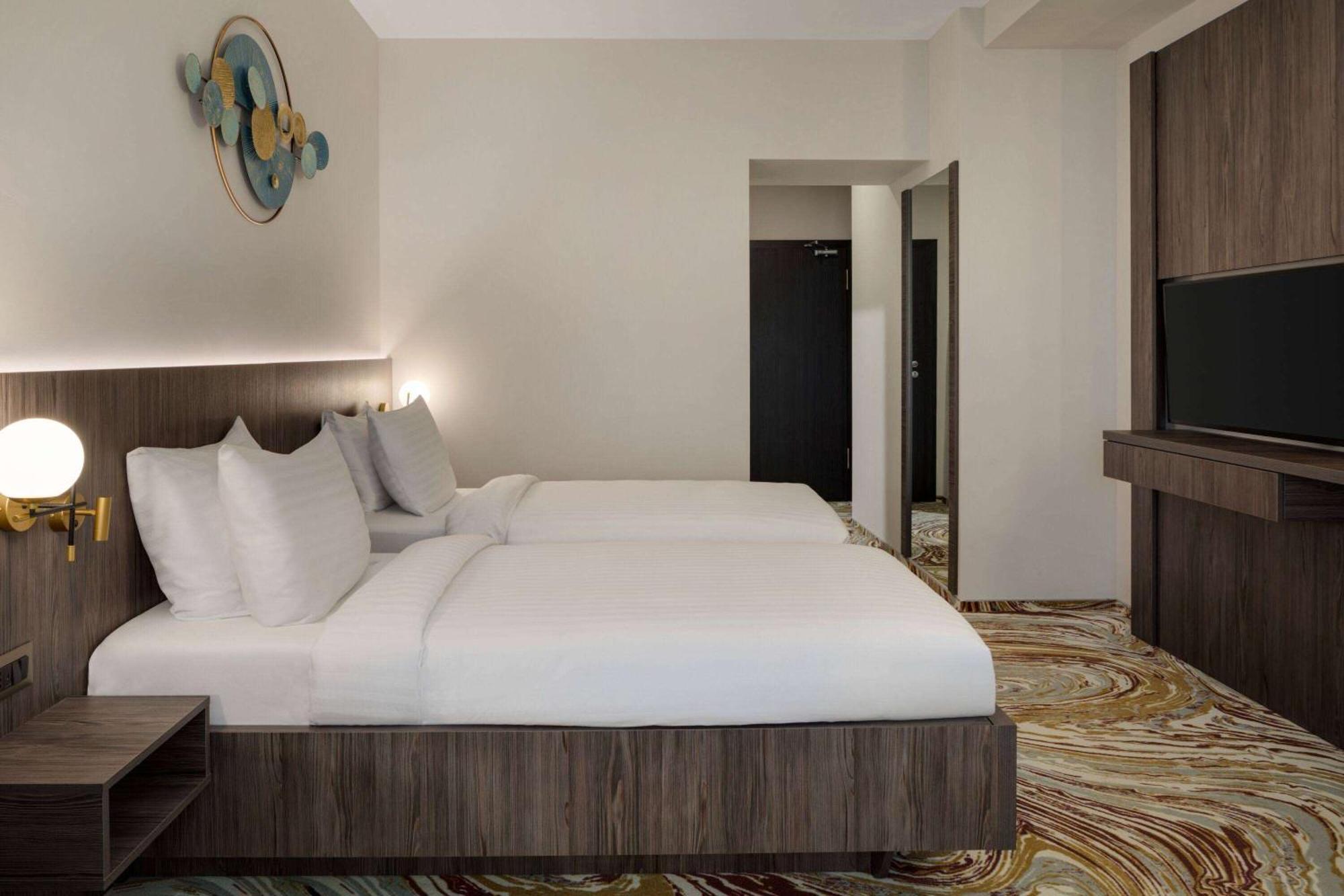 Ramada By Wyndham Bucharest Otopeni Airport Kültér fotó