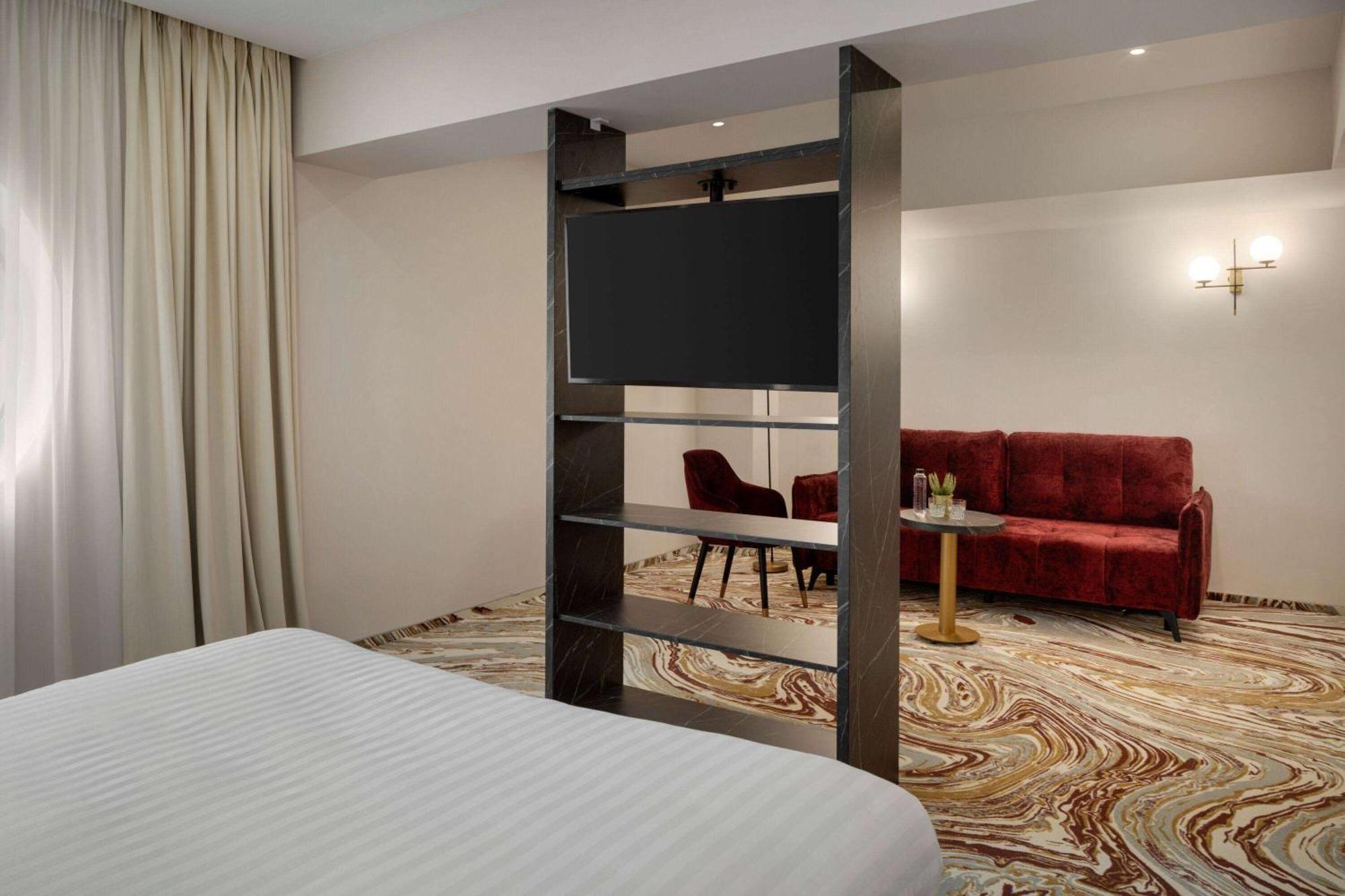 Ramada By Wyndham Bucharest Otopeni Airport Kültér fotó