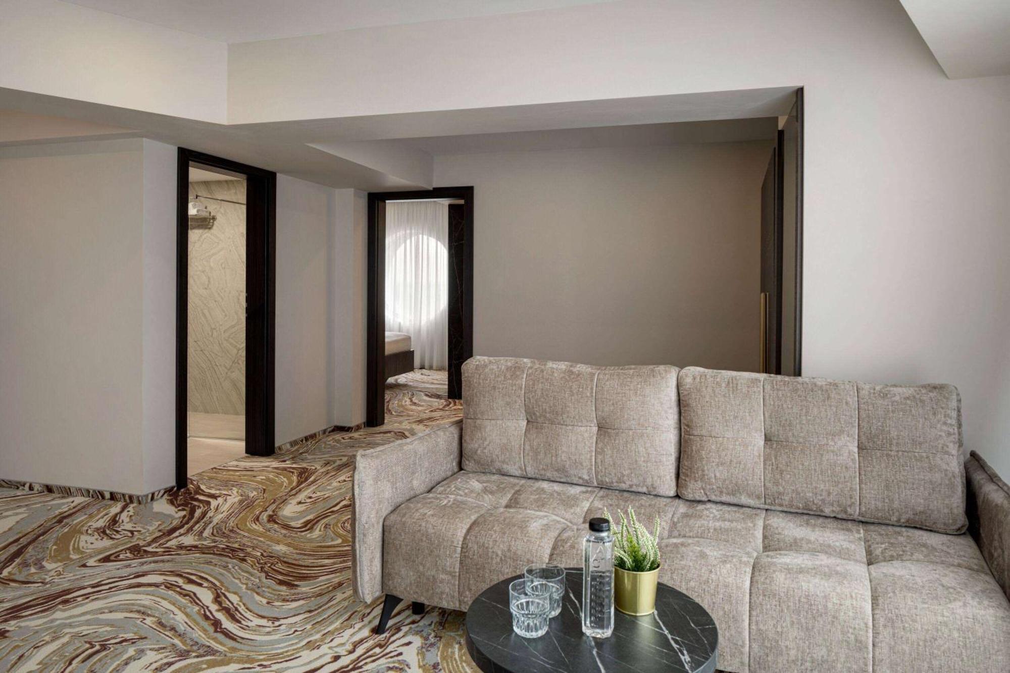 Ramada By Wyndham Bucharest Otopeni Airport Kültér fotó